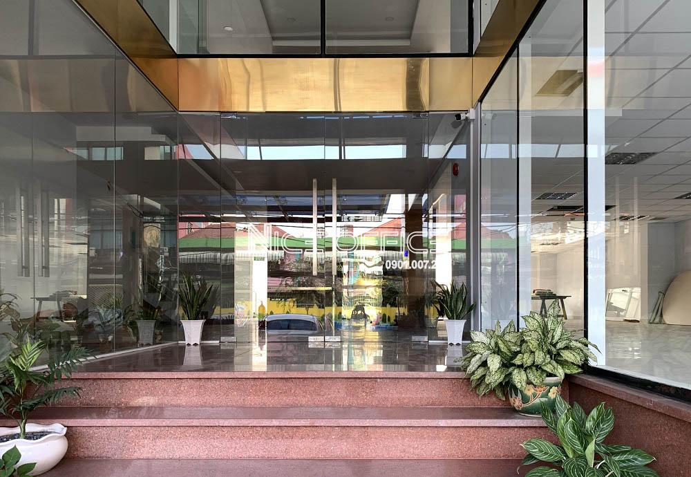 cong-chinh-vao-toa-nha-victory-house-building