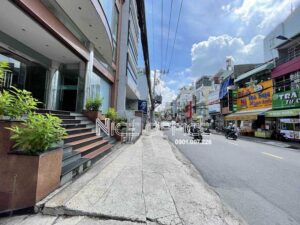 Đường Huỳnh Văn Bánh phía trước tòa nhà Việt Á châu Building