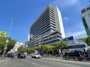 Đường Nguyễn Văn Trỗi phía trước tòa nhà Centre Point Tower