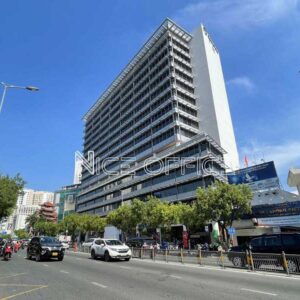 Đường Nguyễn Văn Trỗi phía trước tòa nhà Centre Point Tower