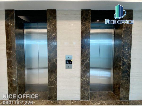 Hai thang máy tốc độ cao tại 3 Bees Tower quận Phú Nhuận