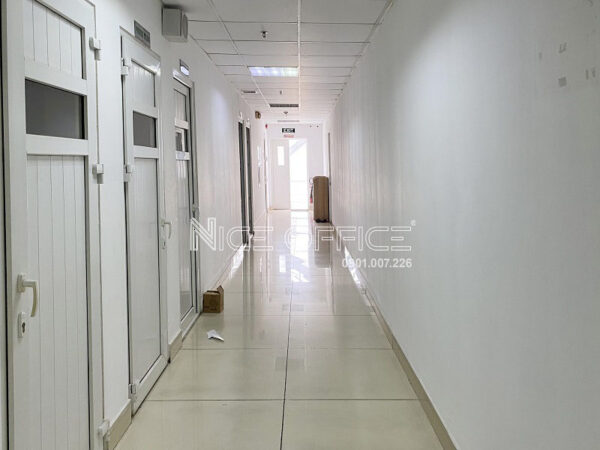 Hành lang chung tại mỗi tầng tòa nhà Gia Thy Building