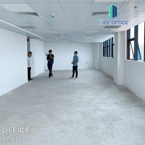 Khách hàng đi khảo sát văn phòng tại tòa nhà KM Tower