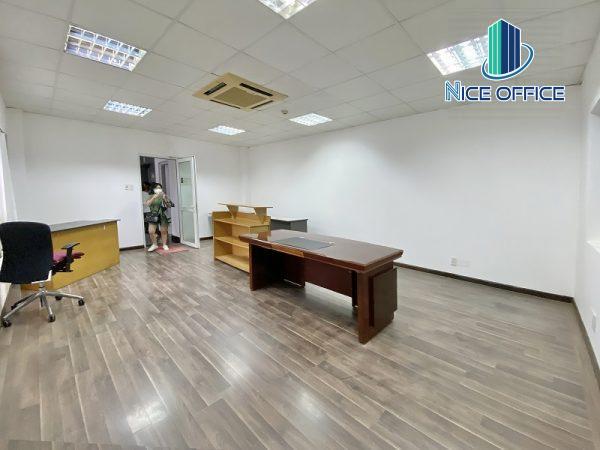 Khách hàng đi xem văn phòng tại tòa nhà Nam Việt Building quận 1