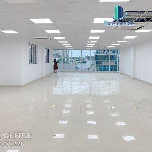 Khách hàng đi khảo sát văn phòng trống tại tòa nhà DEVSpace Building