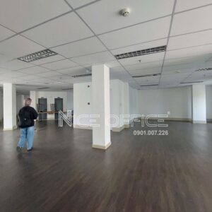 Khách hàng đi khảo sát mặt bằng trống tại tòa nhà Thanh Dung Building