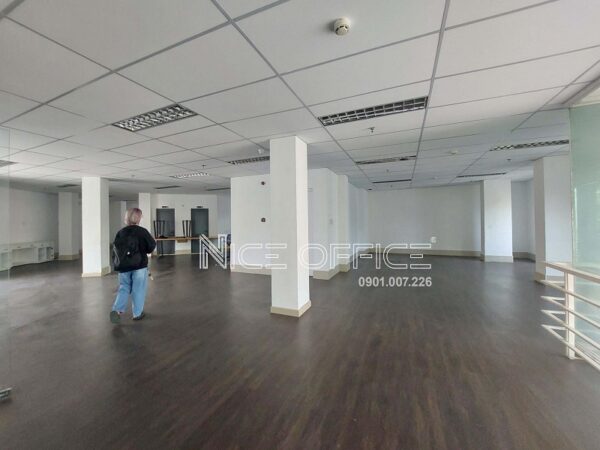 Khách hàng đi khảo sát mặt bằng trống tại tòa nhà Thanh Dung Building