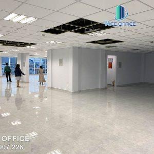 Khách hàng đi khảo sát văn phòng trống tại tòa nhà văn phòng cho thuê Victory House Building
