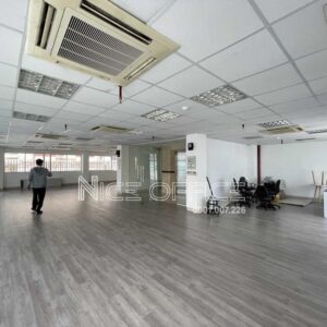 Khách hàng đi xem mặt bằng trống tại tòa nhà Lucky House Building