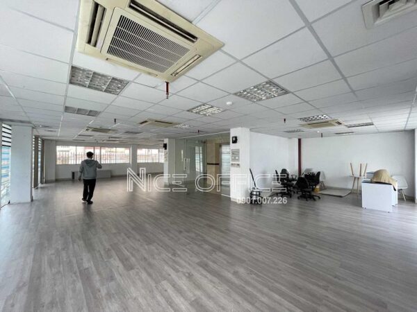 Khách hàng đi xem mặt bằng trống tại tòa nhà Lucky House Building