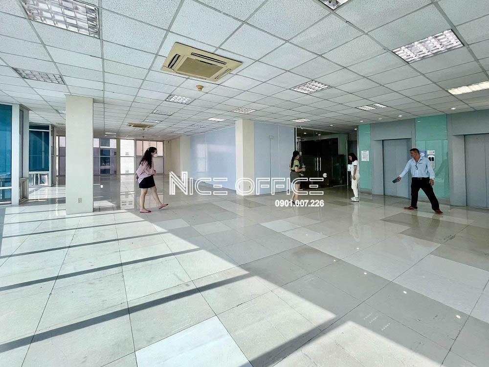 khach-hang-di-xem-mat-bang-tai-toa-nha-ha-phan-building-phan-xich-long