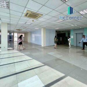 Khách hàng đi xem mặt bằng tại tòa nhà Hà Phan Building