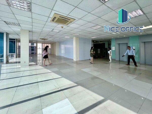 Khách hàng đi xem mặt bằng tại tòa nhà Hà Phan Building