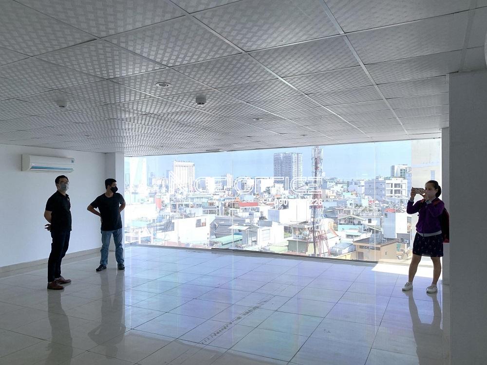 khach-hang-di-xem-mat-bang-trong-tai-halo-building-tran-huy-lieu