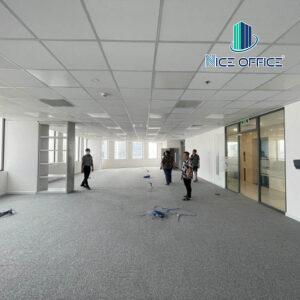 Khách hàng đi xem mặt bằng trống tại tòa nhà Phượng Long 2 Building