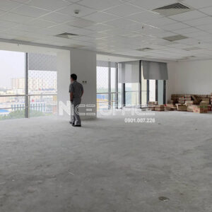 Khách hàng đi xem mặt bằng trống tại tòa nhà TTC Building