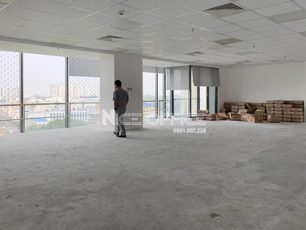 Khách hàng đi xem mặt bằng trống tại tòa nhà TTC Building