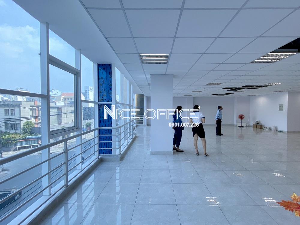 khach-hang-di-xem-mat-bang-trong-tai-victory-house-building