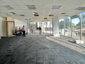 Khách hàng đi xem văn phòng tại tòa nhà TTC Building