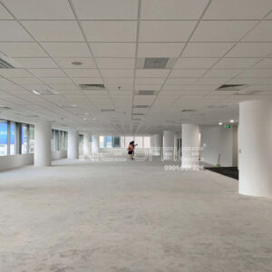 Khách hàng đi khảo sát mặt bằng trống tại tòa nhà Centre Point Tower