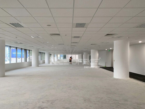 Khách hàng đi khảo sát mặt bằng trống tại tòa nhà Centre Point Tower