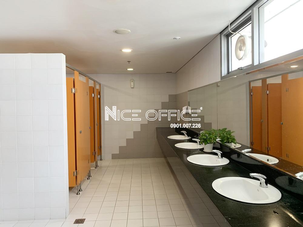 khu-vuc-nha-ve-sinh-tai-toa-nha-centre-point-luon-duoc-ve-sinh-sach-sẽ