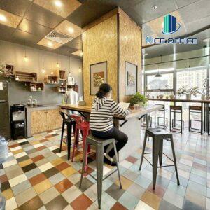 Khu vực pantry được chuẩn bị đầy đủ trà, cafe, nước lọc...