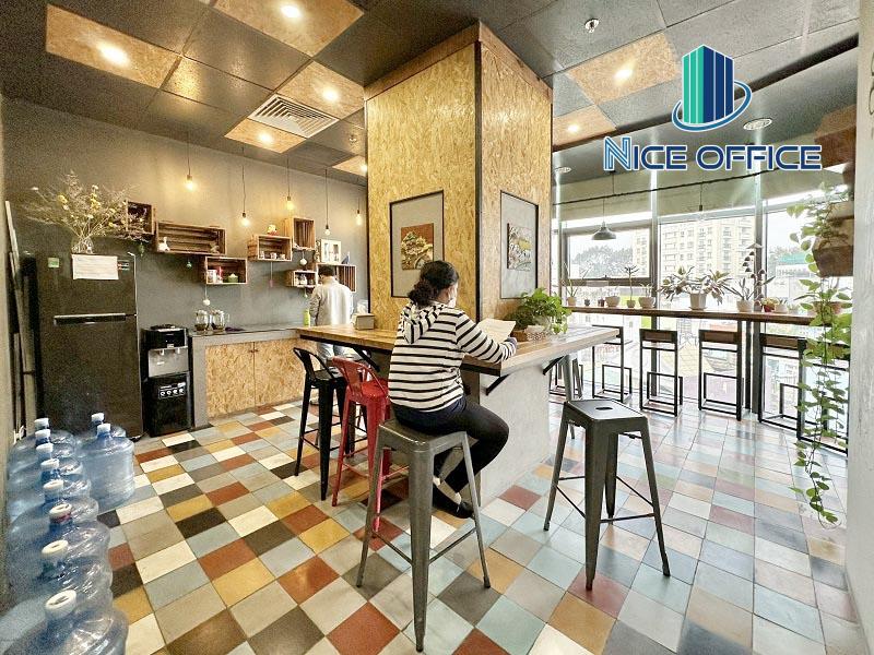 khu-vuc-pantry-tai-van-phong-tron-goi-acm-5s-office Khu vực pantry được chuẩn bị đầy đủ trà, cafe, nước lọc...