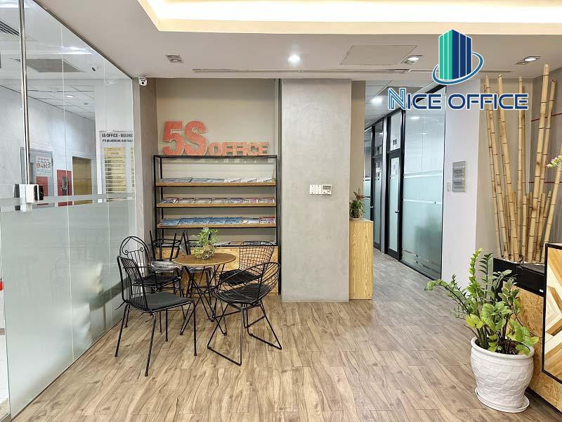khu-vuc-tiep-khach-chung-tai-van-phong-tron-goi-acm-5s-office Khu vực tiếp khách chung