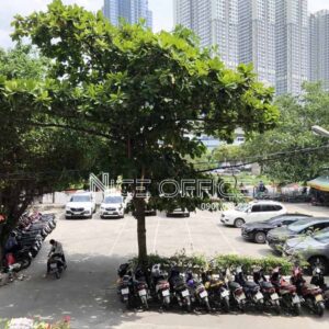 Khuôn viên phía trước tòa nhà