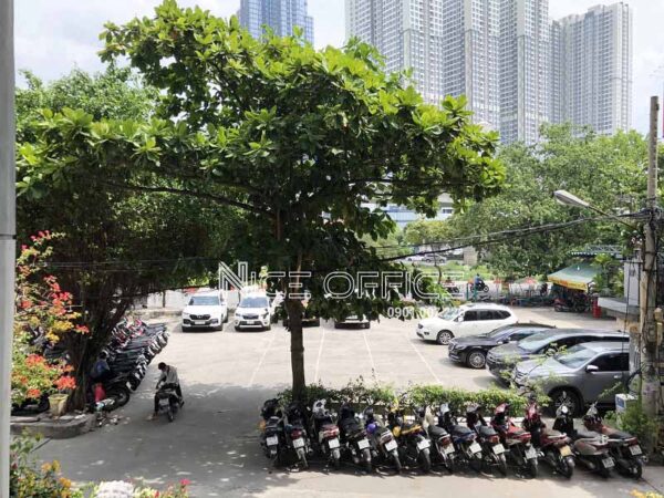 Khuôn viên phía trước tòa nhà