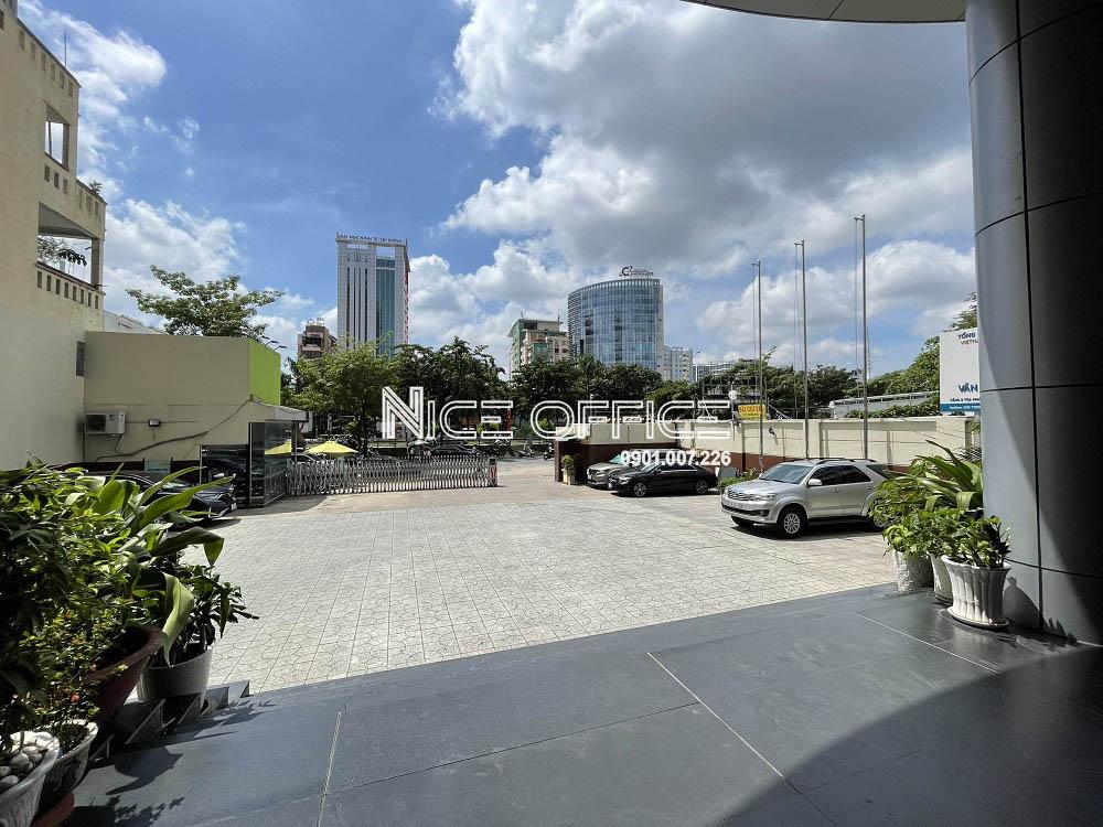 khuon-vien-phia-truoc-toa-nha-phuoc-thanh-building-rong-rai