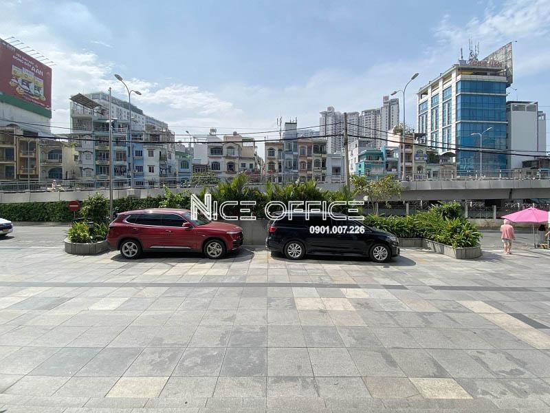 khuon-vien-phia-truoc-toa-nha-ree-tower