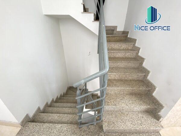 Lối thang bộ tại tòa nhà DEVSpace Building