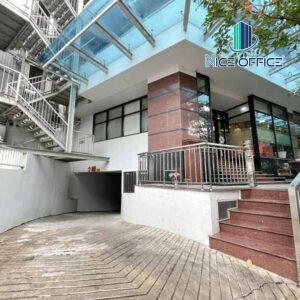 Lối xuống hầm xe tại tòa nhà K&M Tower