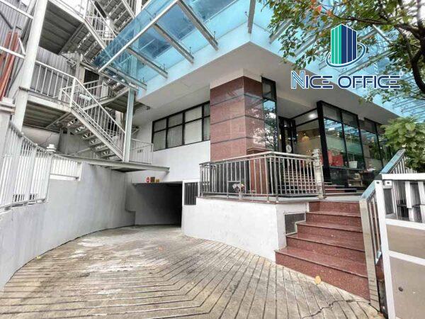Lối xuống hầm xe tại tòa nhà K&M Tower