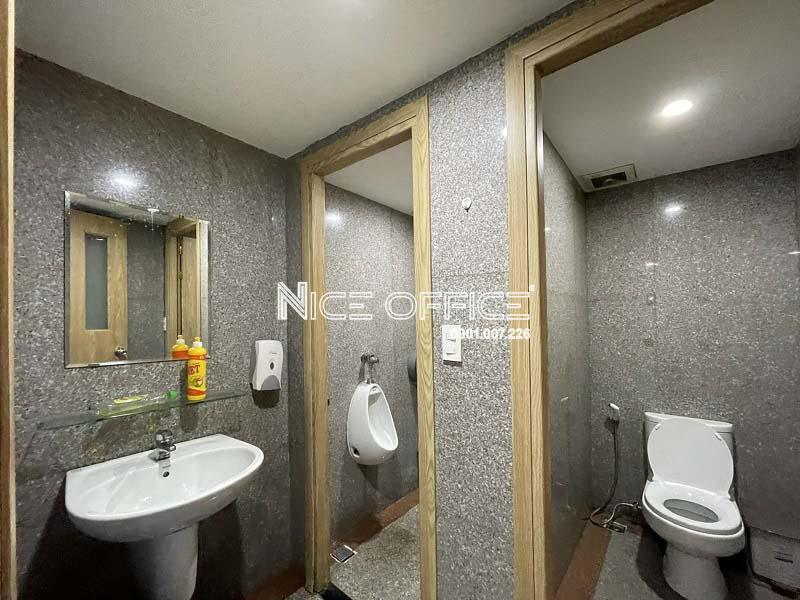 nha-ve-sinh-nam-nu-rieng-biet-tai-toa-nha-vital-building