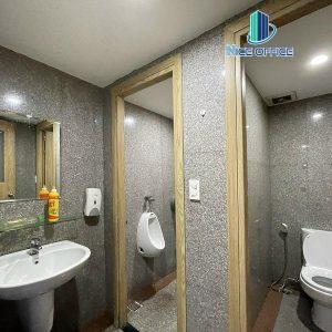 Nhà vệ sinh nam nữ riêng biệt tại mỗi tầng