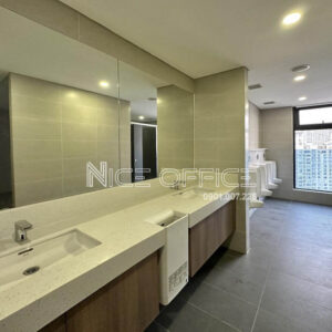 Nhà vệ sinh nam tại tòa nhà Opal Tower