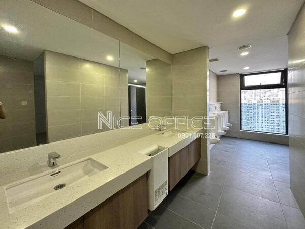 Nhà vệ sinh nam tại tòa nhà Opal Tower