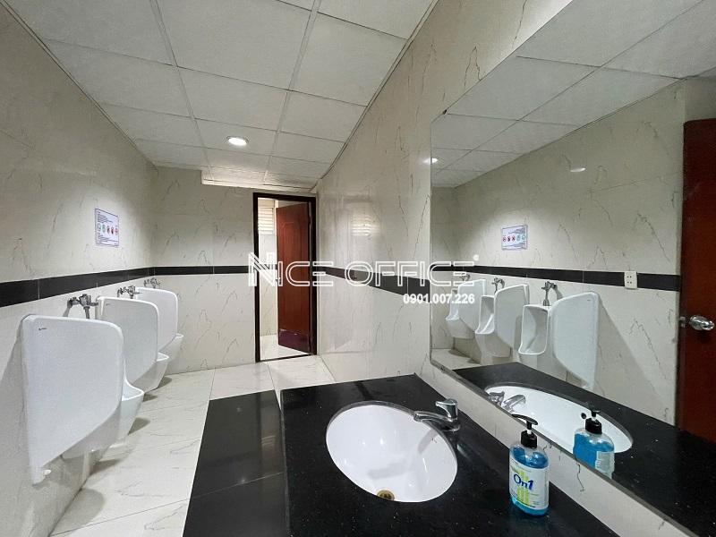 nha-ve-sinh-tai-moi-tang-hp-building