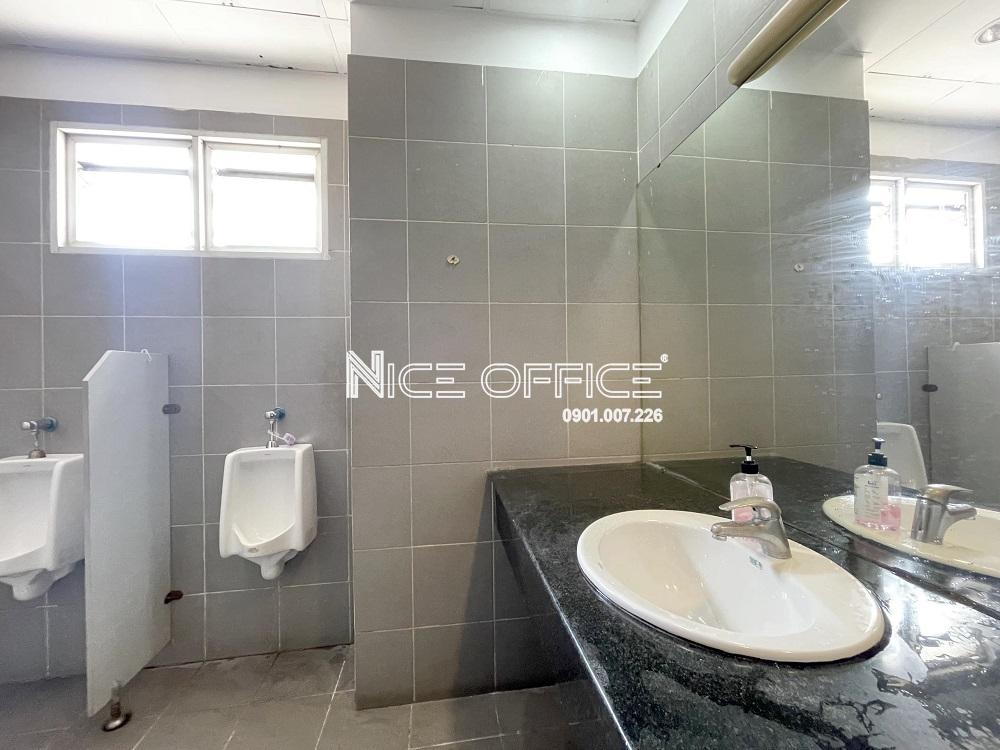 nha-ve-sinh-tai-moi-tang-phuoc-thanh-building