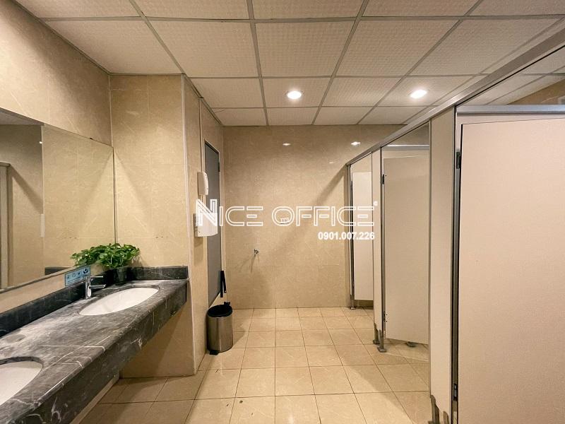 nha-ve-sinh-tai-toa-nha-flemington-tower