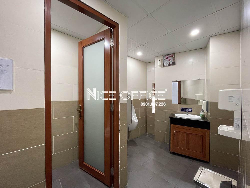 nha-ve-sinh-tai-toa-nha-km-tower