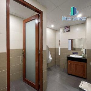 Nhà vệ sinh tại mỗi tầng tòa nhà K&M Tower