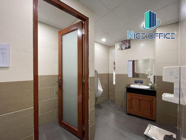 Nhà vệ sinh tại mỗi tầng tòa nhà K&M Tower