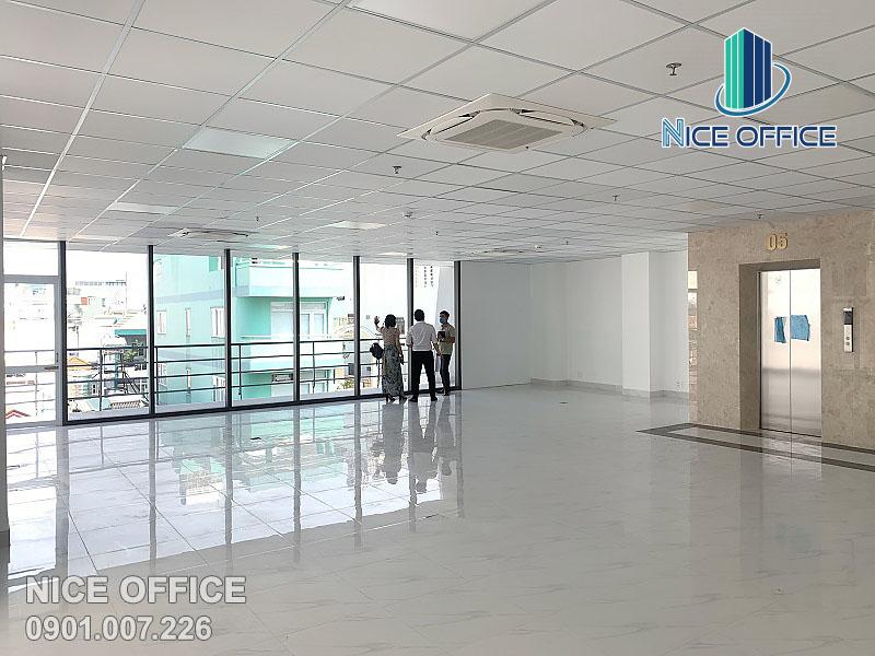 Nhân viên Nice Office đưa khách hàng đi khảo sát văn phòng trống tại tòa nhà Cửu Long Office Building quận Tân Bình