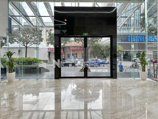 Cổng chính tòa nhà Alpha Tower