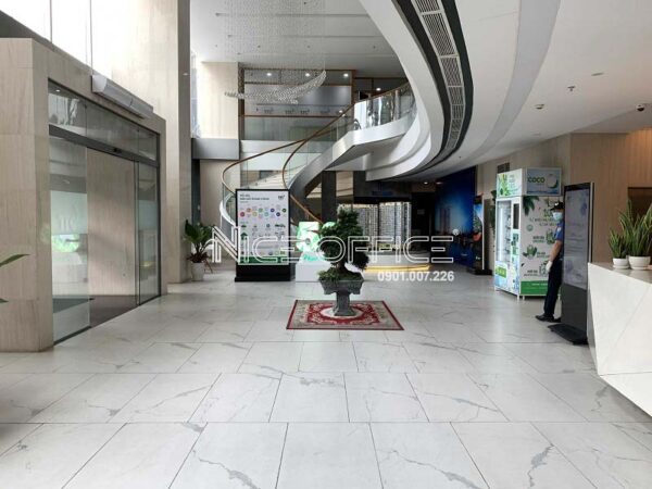 Thang bộ kết nối tầng trệt và lửng tại tòa nhà TTC Building
