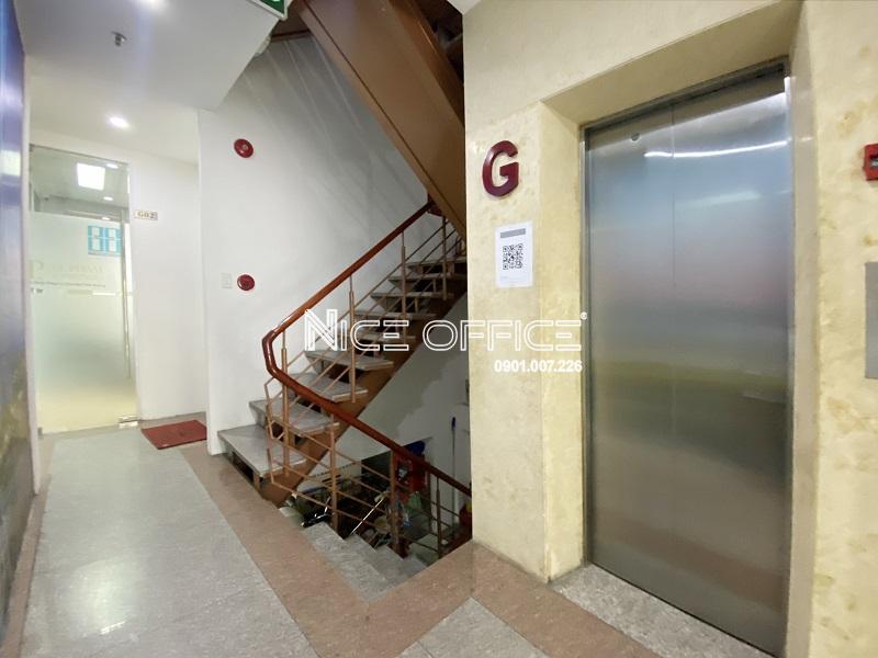 thang-may-va-thang-bo-tai-toa-nha-vital-building